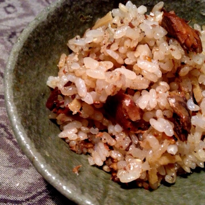 土鍋でごはん！！イワシ缶の炊き込みごはん